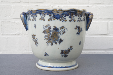 A Chinese blue, white and gilt part service, Qianlong