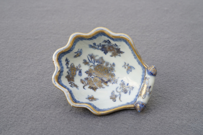 Een deel van een Chinees blauwwit en verguld servies, Qianlong