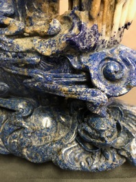 Een grote Chinese figuur van Guanyin in lapis lazuli, 20e eeuw