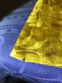 Un dessus de coussin imp&eacute;riale en soie brod&eacute;e en fils dor&eacute;s sur fond jaune, Chine, 19&egrave;me