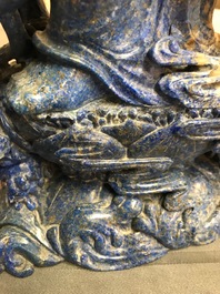 Un grand mod&egrave;le de Guanyin en lapis lazuli sculpt&eacute;, Chine, 20&egrave;me