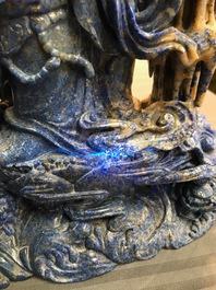 Een grote Chinese figuur van Guanyin in lapis lazuli, 20e eeuw