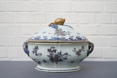 A Chinese blue, white and gilt part service, Qianlong