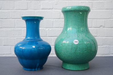 Deux vases en porcelaine de Chine monochrome vert et bleu, 18/19&egrave;me