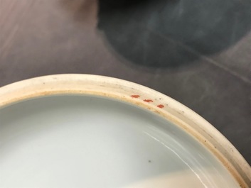 Un plat &agrave; d&eacute;cor des '9 p&ecirc;ches' et un bol couvert en porcelaine de Chine famille rose, marque de Qianlong, 19/20&egrave;me