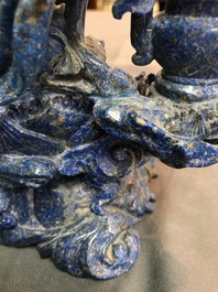 Een grote Chinese figuur van Guanyin in lapis lazuli, 20e eeuw