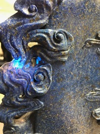 Een grote Chinese figuur van Guanyin in lapis lazuli, 20e eeuw