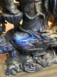 Een grote Chinese figuur van Guanyin in lapis lazuli, 20e eeuw