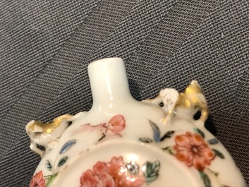 Deux vases et une tabati&egrave;re en porcelaine de Chine famille rose et verte, Kangxi/Yongzheng