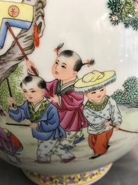Een Chinese famille rose vaas met spelende kinderen, Qianlong merk, 20e eeuw