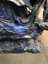 Een grote Chinese figuur van Guanyin in lapis lazuli, 20e eeuw