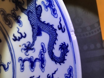 Een Chinese blauwwitte 'draken' schotel, Qianlong merk, 19e eeuw