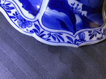 Une paire de vases couverts en porcelaine de Chine bleu et blanc, Kangxi