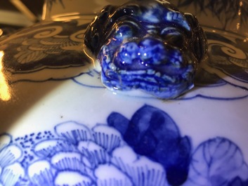 Une paire de grands vases couverts en porcelaine de Chine bleu et blanc, 19&egrave;me