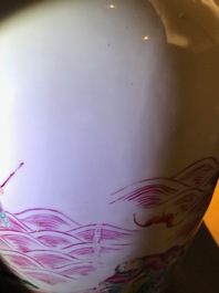 Un vase en porcelaine de Chine famille rose &agrave; d&eacute;cor d'Immortels, R&eacute;publique, 20&egrave;me