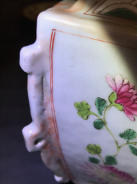 Une paire de vases en porcelaine de Chine famille rose et faux marbre, Qianlong