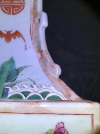Une paire de vases en porcelaine de Chine famille rose et faux marbre, Qianlong