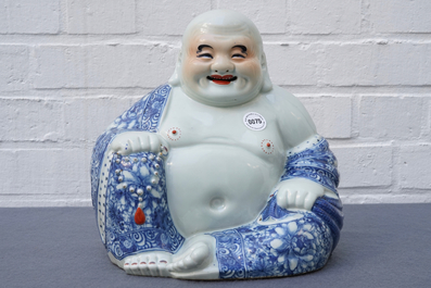 Een grote Chinese blauwwitte figuur van Boeddha, vroeg 20e eeuw