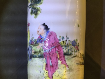 Un vase en porcelaine de Chine famille rose, marque de Qianlong, R&eacute;publique, 20&egrave;me