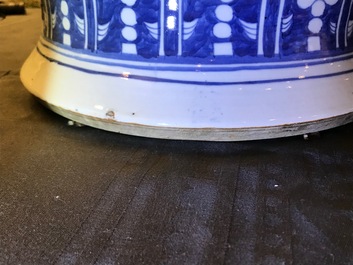 Une paire de grands vases couverts en porcelaine de Chine bleu et blanc, 19&egrave;me