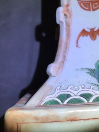 Een paar Chinese famille rose en faux marbre vazen, Qianlong
