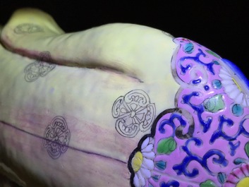 Een zeldzame Chinese famille rose figuur van Magu, Qianlong