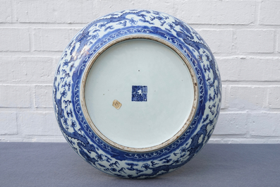 Un plat en porcelaine de Chine bleu et blanc &agrave; d&eacute;cor de dragons, marque de Qianlong, 19&egrave;me
