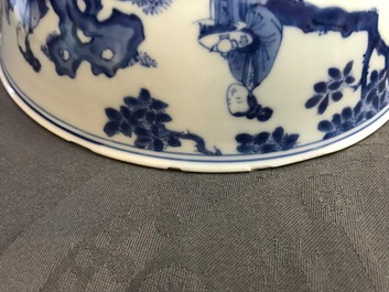 Een Chinese blauwwitte kom met de 'Cao zussen', Chenghua merk, Kangxi