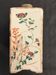 Une bo&icirc;te &agrave; th&eacute; couverte en porcelaine de Chine famille rose, Qianlong