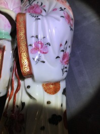 Een paar Chinese famille rose kandelaars in de vorm van dames, Qianlong