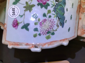 Een paar Chinese famille rose en faux marbre vazen, Qianlong