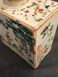 Een vierkante Chinese famille rose theebus met figuren in een landschap, Qianlong