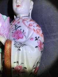 Een paar Chinese famille rose kandelaars in de vorm van dames, Qianlong