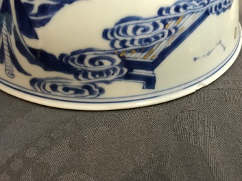 Een Chinese blauwwitte kom met de 'Cao zussen', Chenghua merk, Kangxi