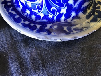 Une paire de vases couverts en porcelaine de Chine bleu et blanc, 19&egrave;me