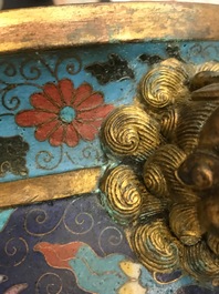 Een grote Chinese cloisonn&eacute; wierookbrander met lotusslingers, Ming/Qing