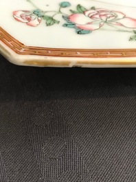 Un plat de forme octagonale en porcelaine de Chine famille rose &agrave; d&eacute;cor de pivoines, Yongzheng