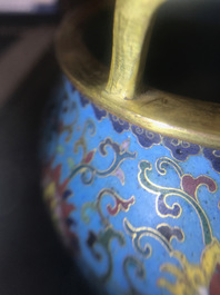 Un br&ucirc;le-parfum tripod en &eacute;maux cloisonn&eacute;, marque de Qianlong, Chine, 18/19&egrave;me