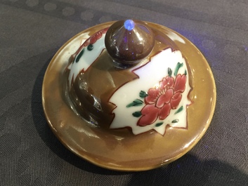 Une garniture de cinq vases en porcelaine de Chine famille rose sur fond brun capucin, Qianlong