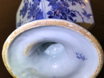 Un vase de forme bouteille en fa&iuml;ence de Delft bleu et blanc, fin du 17&egrave;me