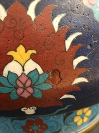 Een grote Chinese cloisonn&eacute; wierookbrander met lotusslingers, Ming/Qing