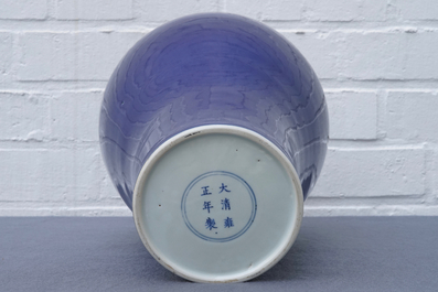 Un vase de forme meiping en porcelaine de Chine bleu monochrome, marque de Yongzheng, 19/20&egrave;me