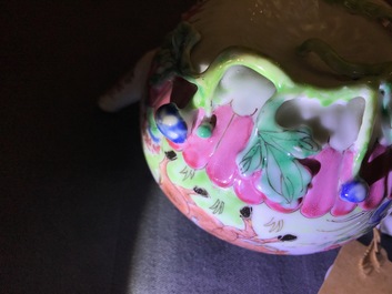 Une th&eacute;i&egrave;re couverte en porcelaine de Chine famille rose &agrave; d&eacute;cor appliqu&eacute;, Yongzheng