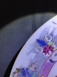 Een Chinees famille rose bord met onsterfelijken en mandarijneenden, Yongzheng-stijl, Guangxu