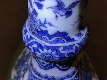 Een blauwwitte Delftse gefacetteerde flesvormige vaas, laatste kwart 17e eeuw