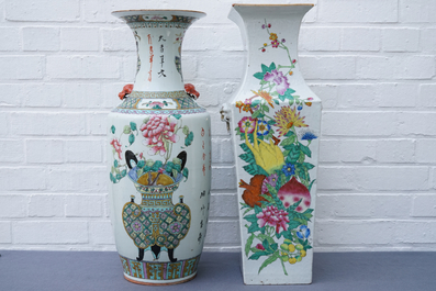 Deux grands vases en porcelaine de Chine famille rose, 19/20&egrave;me