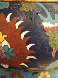 Een grote Chinese cloisonn&eacute; wierookbrander met lotusslingers, Ming/Qing