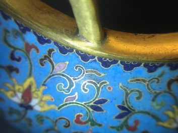 Un br&ucirc;le-parfum tripod en &eacute;maux cloisonn&eacute;, marque de Qianlong, Chine, 18/19&egrave;me