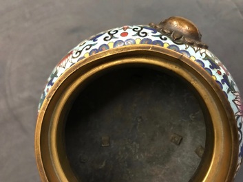 Een Chinese driepotige cloisonn&eacute; wierookbrander, 19/20e eeuw