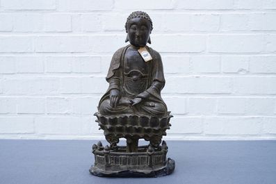 Een Chinese bronzen figuur van Buddha Shakyamuni op lotustroon, Ming